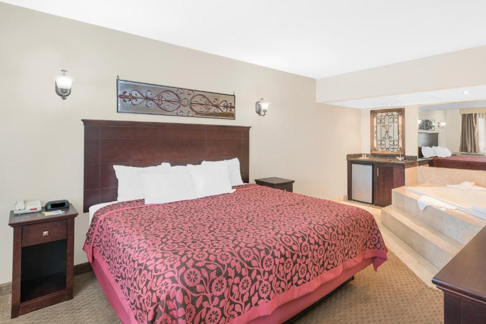 1 King Bed, One Bedroom, Suite, Non-Smoking interior
